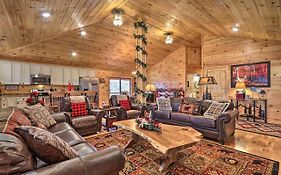 Luxe Cabin With Hot Tub, Theater, Pool Table, Arcade