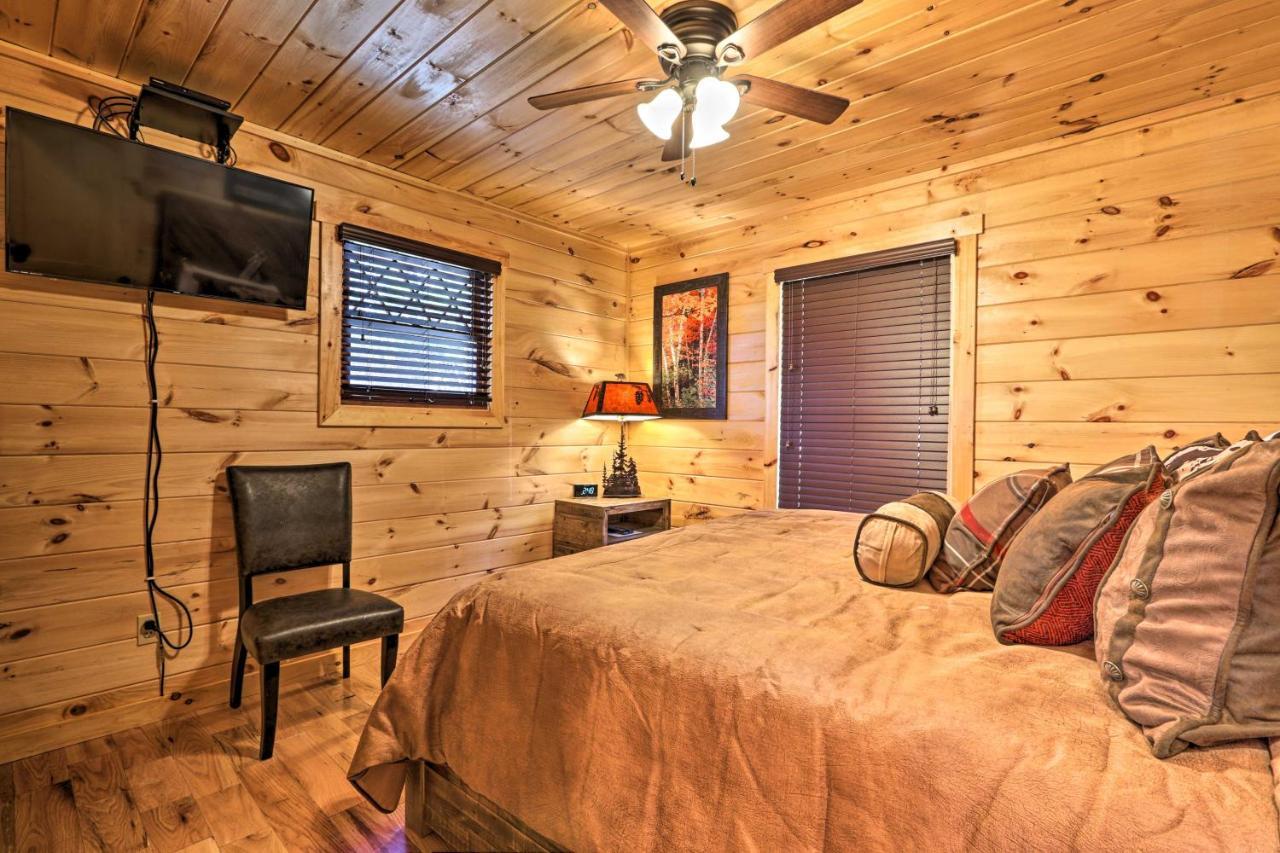 Luxe Cabin With Hot Tub, Theater, Pool Table, Arcade Pigeon Forge Exterior photo