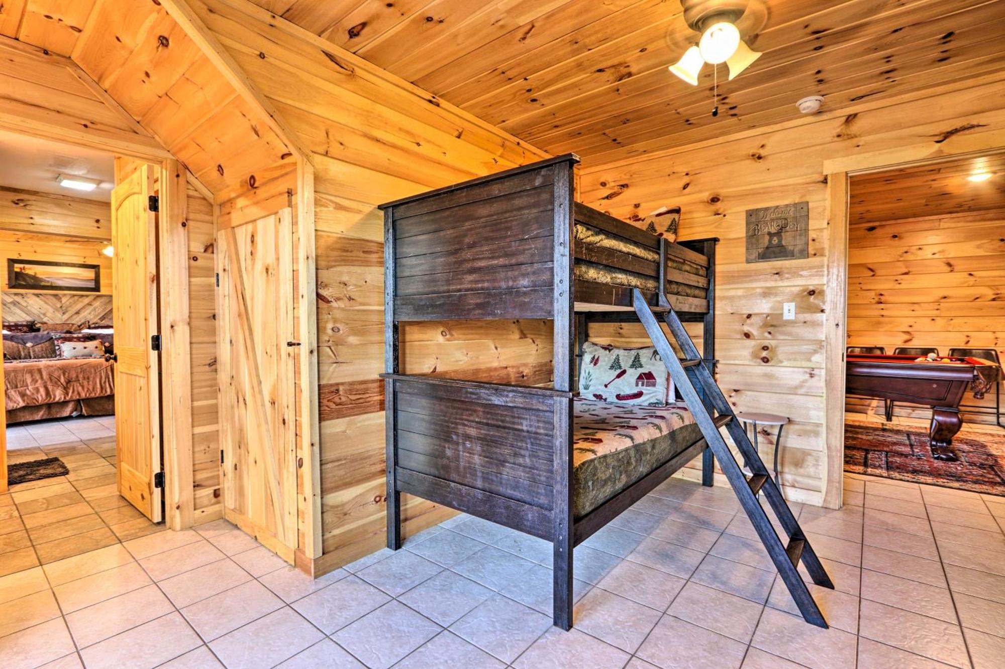 Luxe Cabin With Hot Tub, Theater, Pool Table, Arcade Pigeon Forge Exterior photo