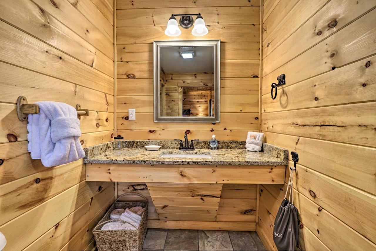 Luxe Cabin With Hot Tub, Theater, Pool Table, Arcade Pigeon Forge Exterior photo