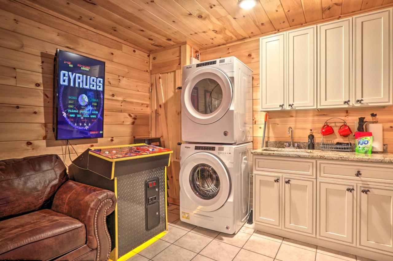 Luxe Cabin With Hot Tub, Theater, Pool Table, Arcade Pigeon Forge Exterior photo