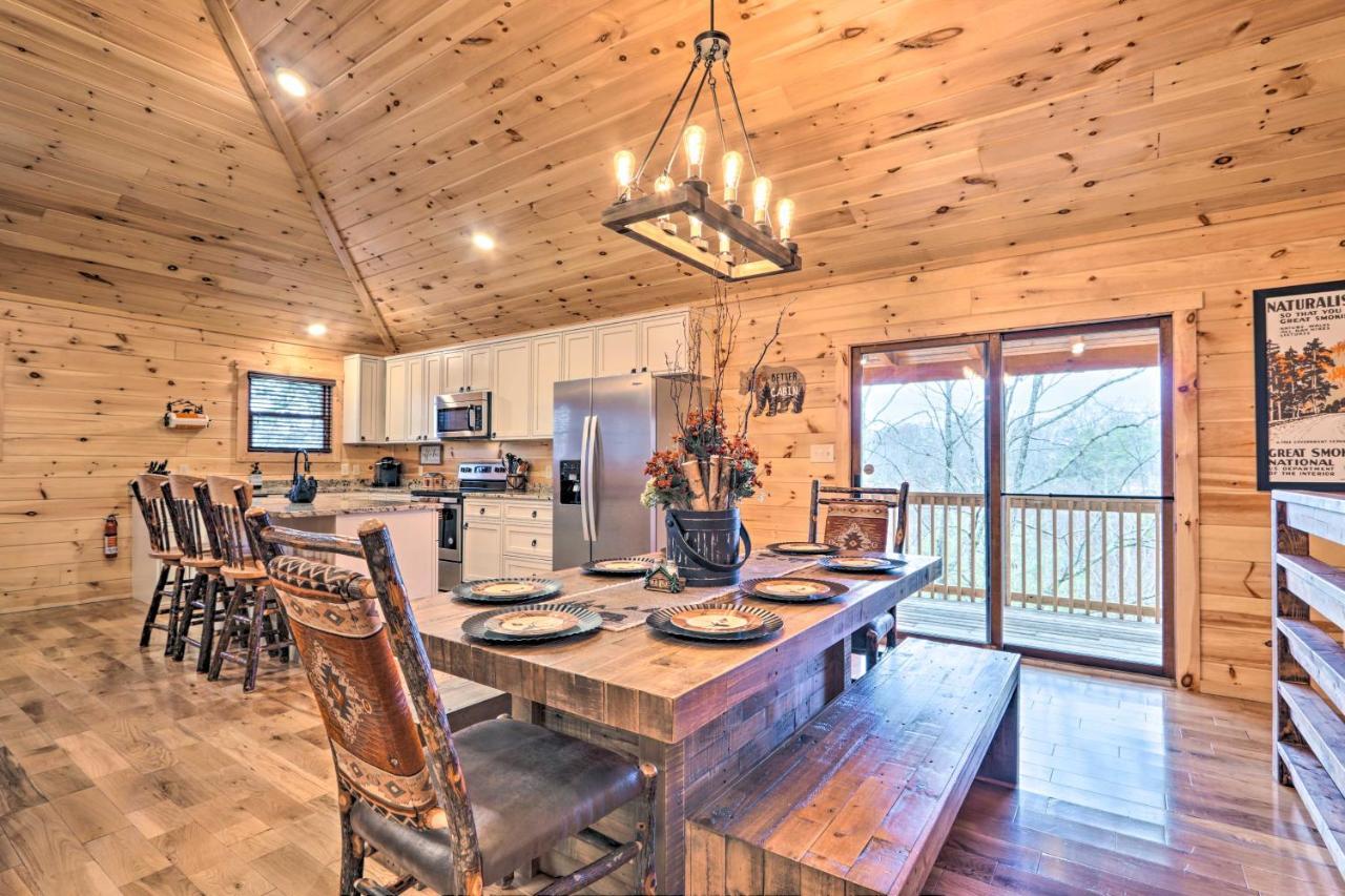 Luxe Cabin With Hot Tub, Theater, Pool Table, Arcade Pigeon Forge Exterior photo