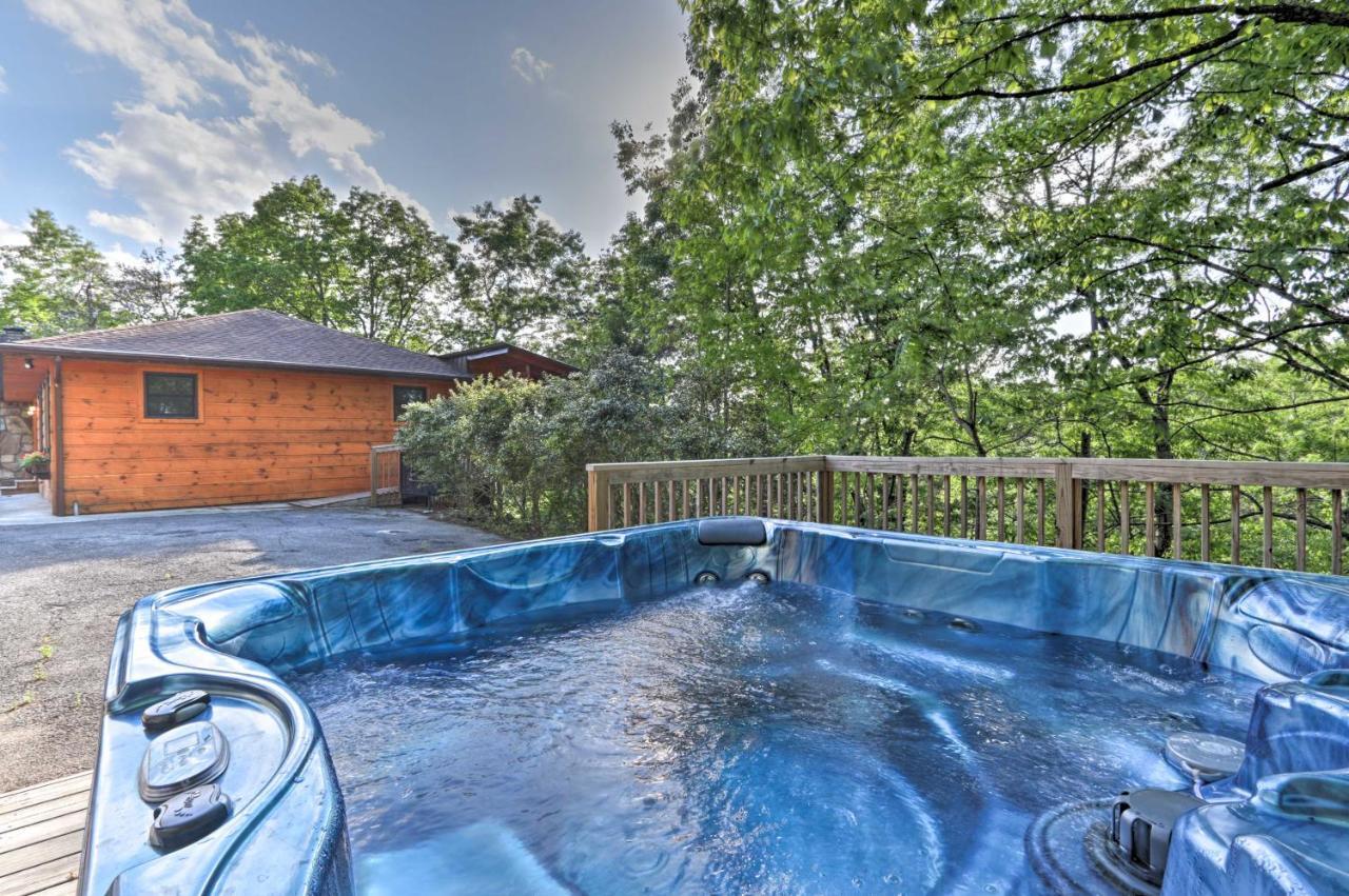 Luxe Cabin With Hot Tub, Theater, Pool Table, Arcade Pigeon Forge Exterior photo